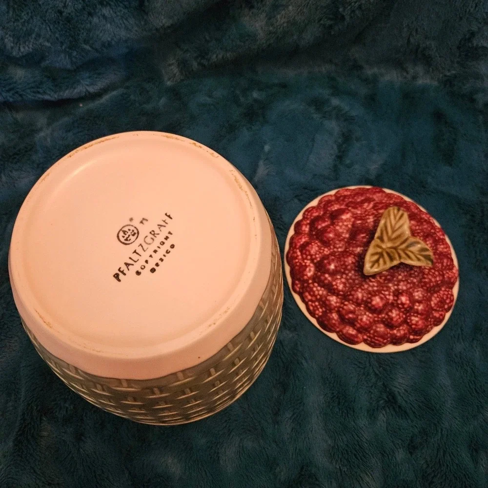 Vintage‎ Pfaltzgraff Jamberry Canister – Third Size – Ceramic Basket Weave Berry